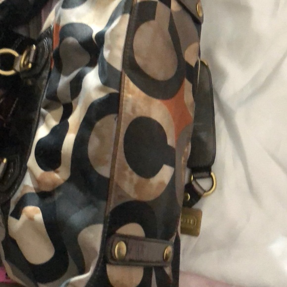 Coach bag needs to be cleaned - Picture 2 of 4